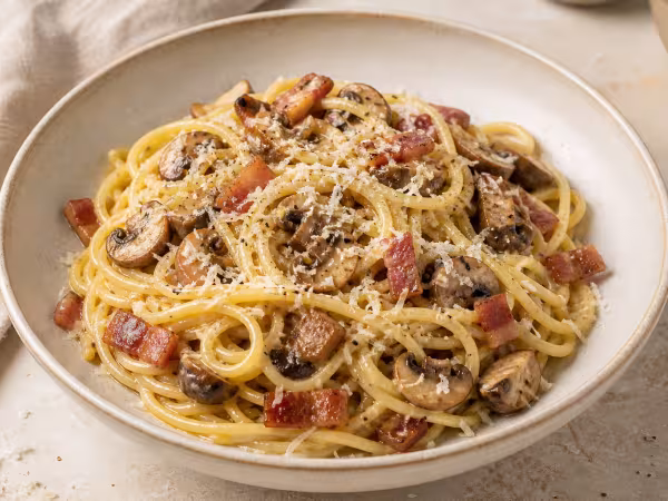Espaguetis a la carbonara con champi&ntilde;ones