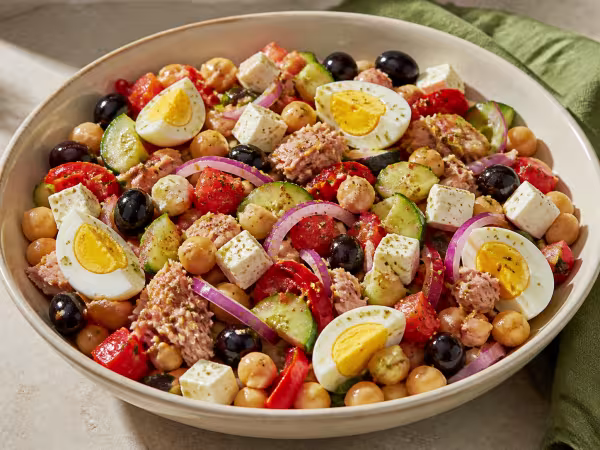 Ensalada de garbanzos con at&uacute;n, huevo, queso feta y aceitunas negras
