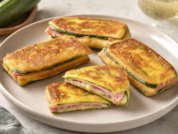 Calabac&iacute;n rebozado relleno de jam&oacute;n cocido y queso fundido