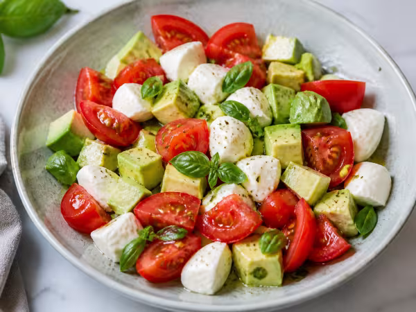 Ensalada de mozzarella, tomate y aguacate