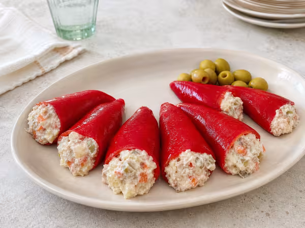 Pimientos del piquillo rellenos de ensaladilla de patata, at&uacute;n y huevo