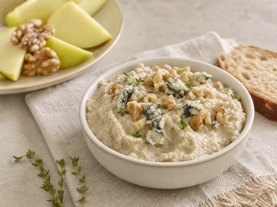 Pat&eacute; de nueces, queso azul y manzana