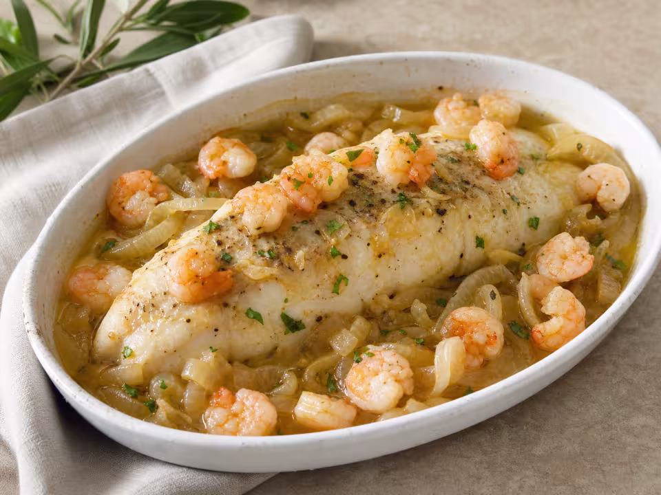Pescado al horno con cebolla y gambas