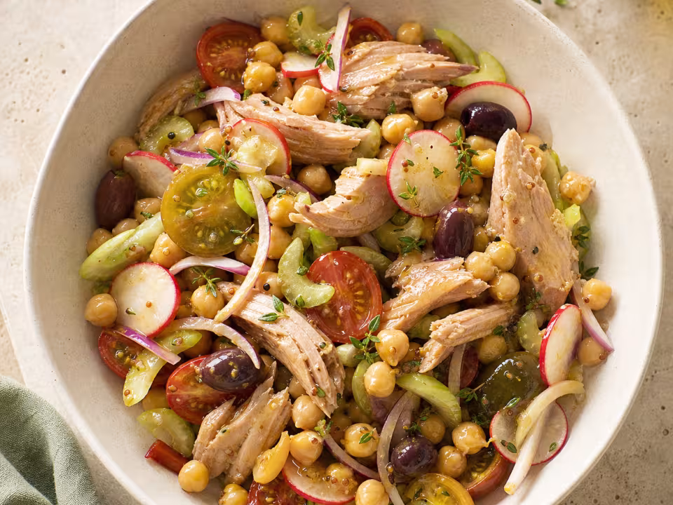 Ensalada de garbanzos con tomates y ventresca