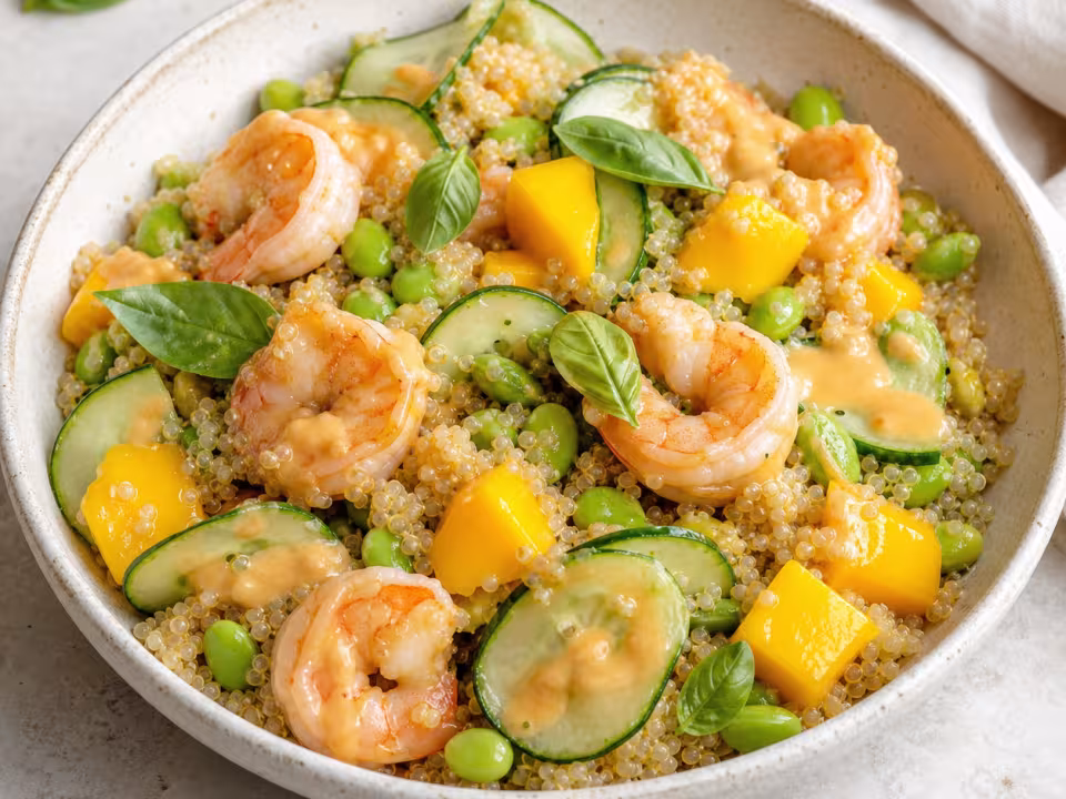 Ensalada de quinoa, mango y langostinos