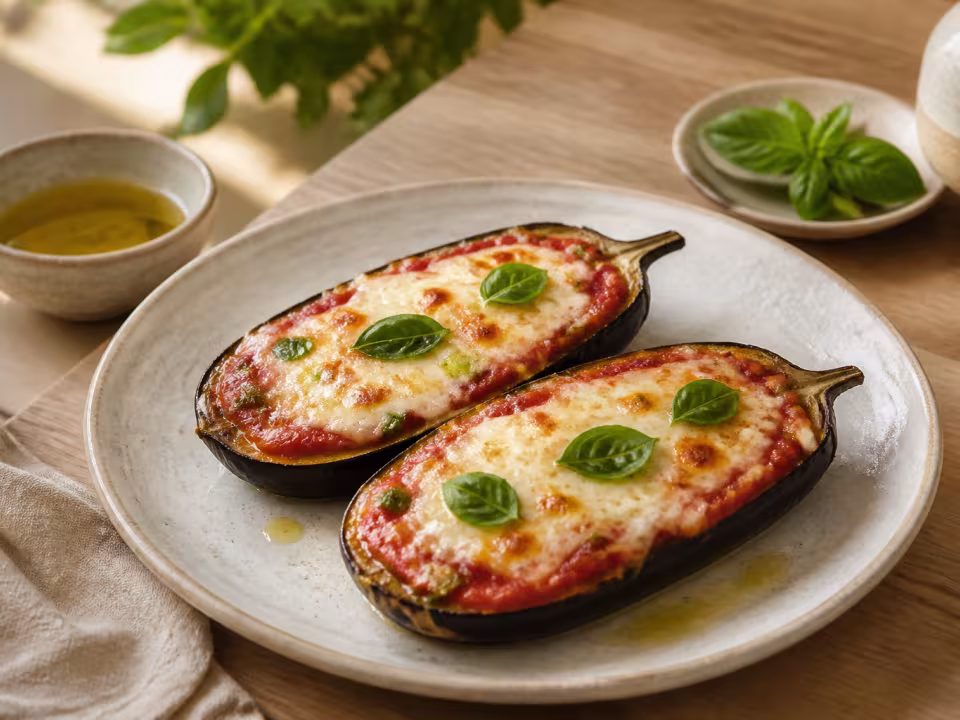 Berenjenas al horno con salsa de tomate, mozzarella y albahaca