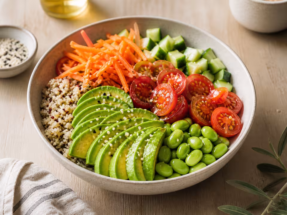 Bowl de quinoa con aguacate, edamame, zanahoria, pepino y tomate
