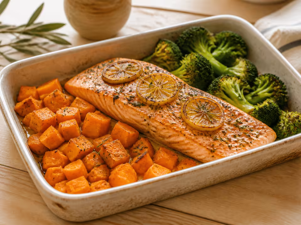 Salm&oacute;n al horno con dados de boniato y floretes de br&oacute;coli