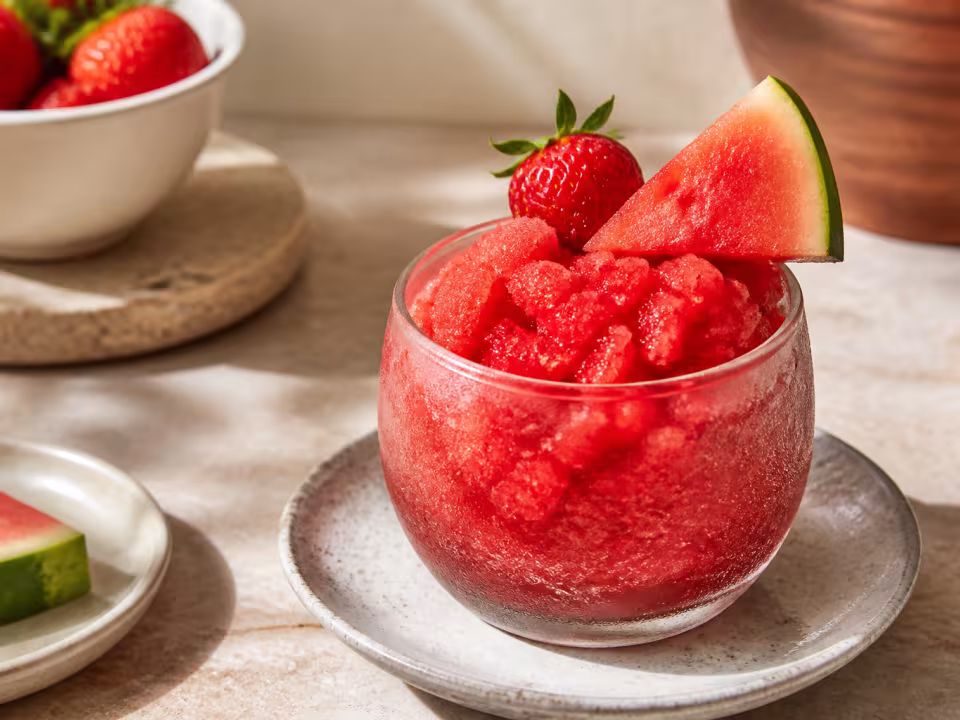 Sorbete rojo de sand&iacute;a y fresas servido muy fr&iacute;o