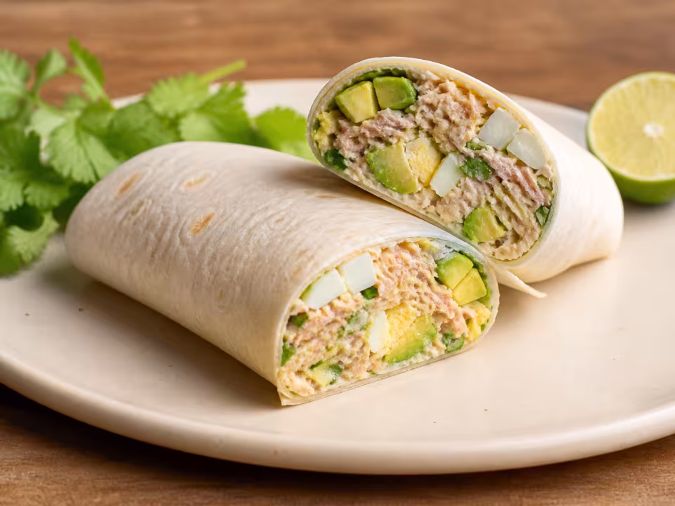 Burrito de at&uacute;n con aguacate, huevo cocido y salsa cremosa