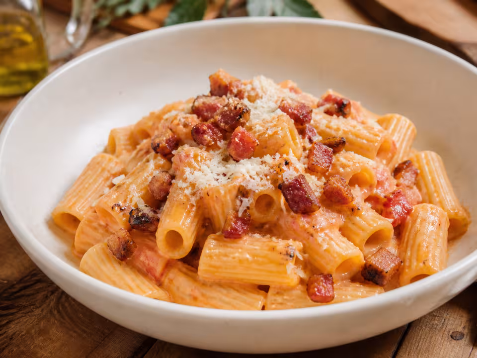 Rigatoni con salsa cremosa de panceta y queso parmesano
