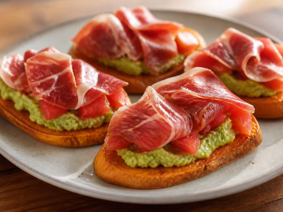 Tostadas de boniato con aguacate, tomate y jam&oacute;n ib&eacute;rico