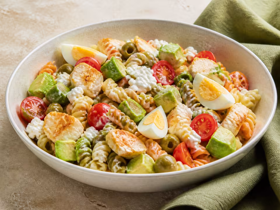 Ensalada fr&iacute;a de pasta con pollo, aguacate, huevo y queso cottage