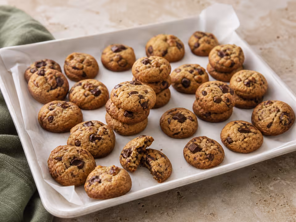 Mini cookies caseras con chocolate negro y nueces