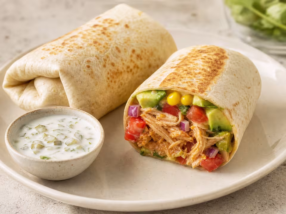 Burritos de pollo, aguacate, tomate, ma&iacute;z y cebolla con salsa de yogur