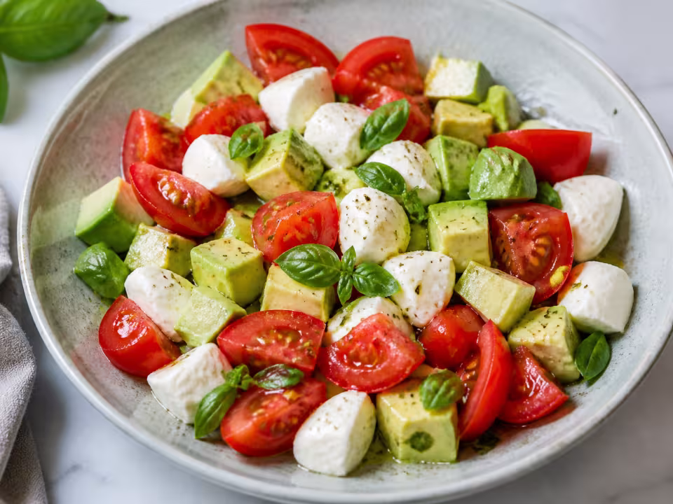 Ensalada de mozzarella, tomate y aguacate